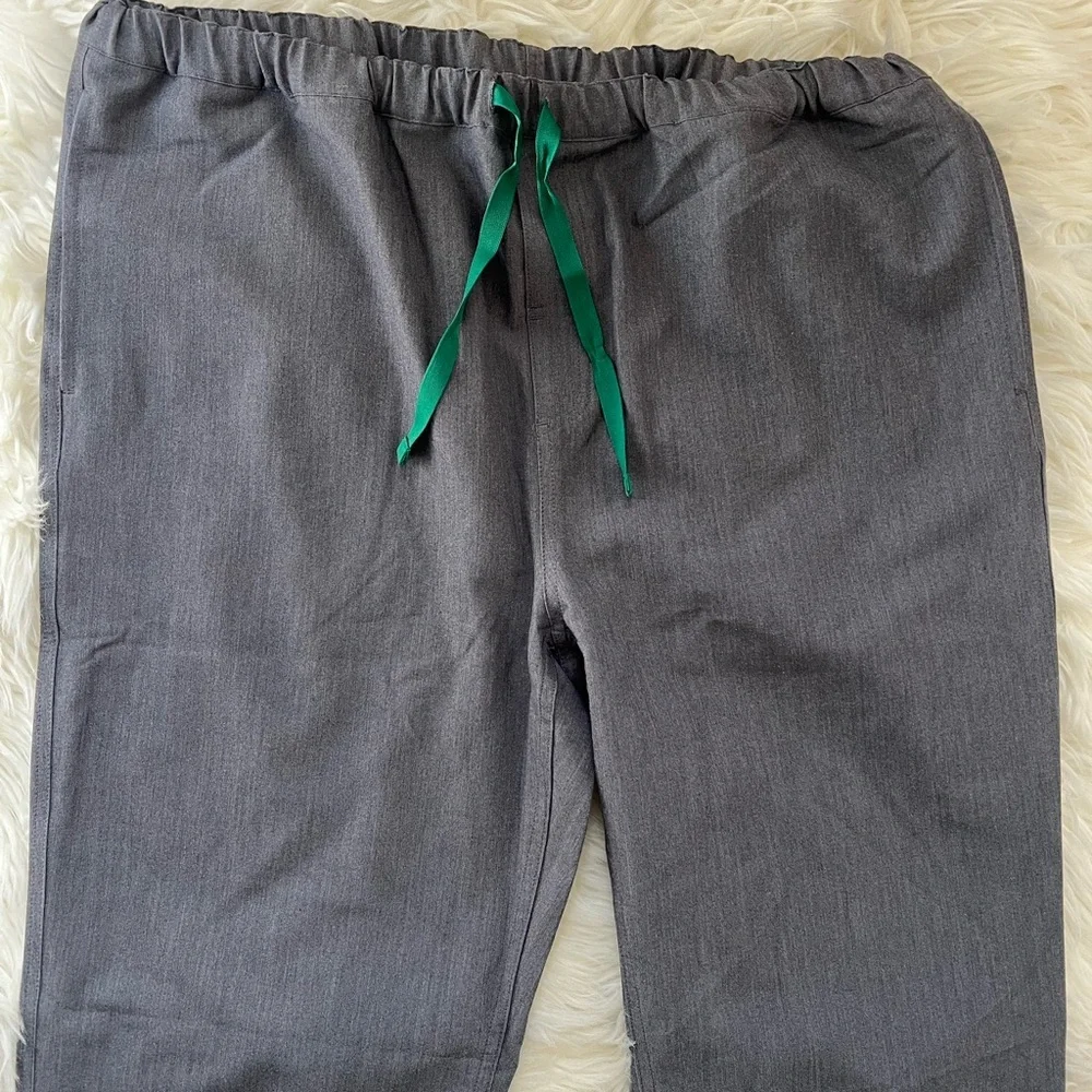 Figs Men’s Pisco Scrub Pants in Gray with Green Drawstring